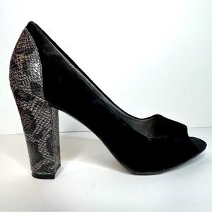 Andrew Geller 8B black suede heeled shoes
